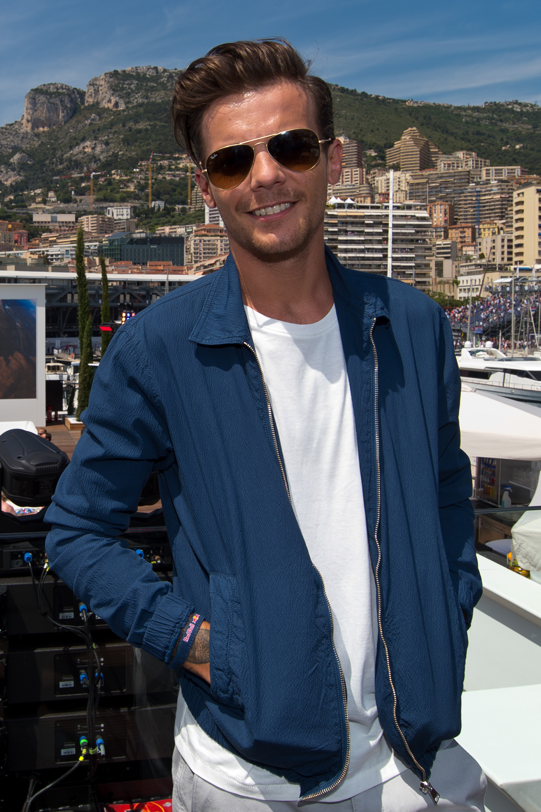 Louis Tomlinson Tried To Block Fans Commenting &#39;Larry&#39; On His Instagram But Failed - Capital
