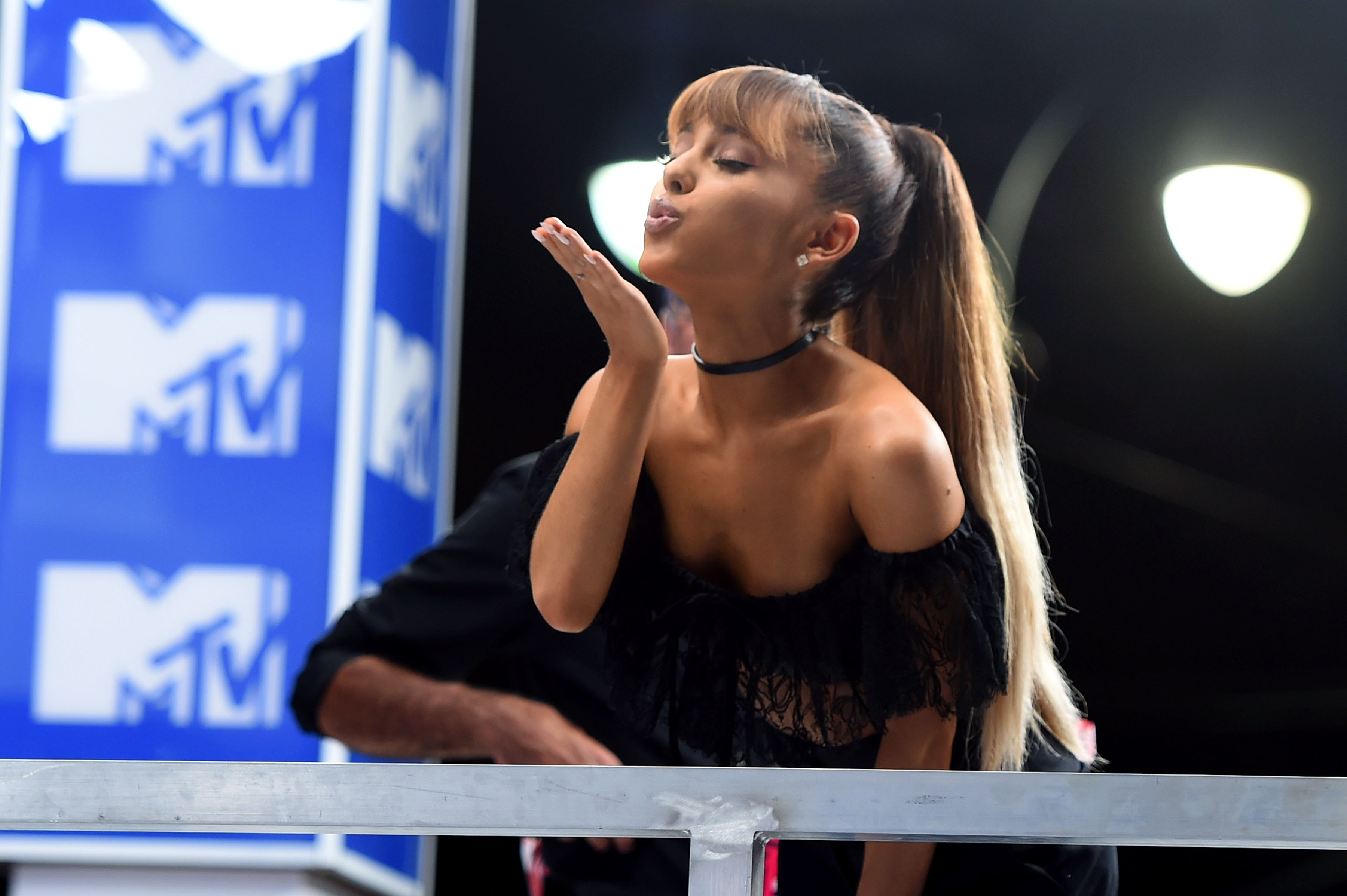 Ariana Grande 2016 MTV Video Music Awards