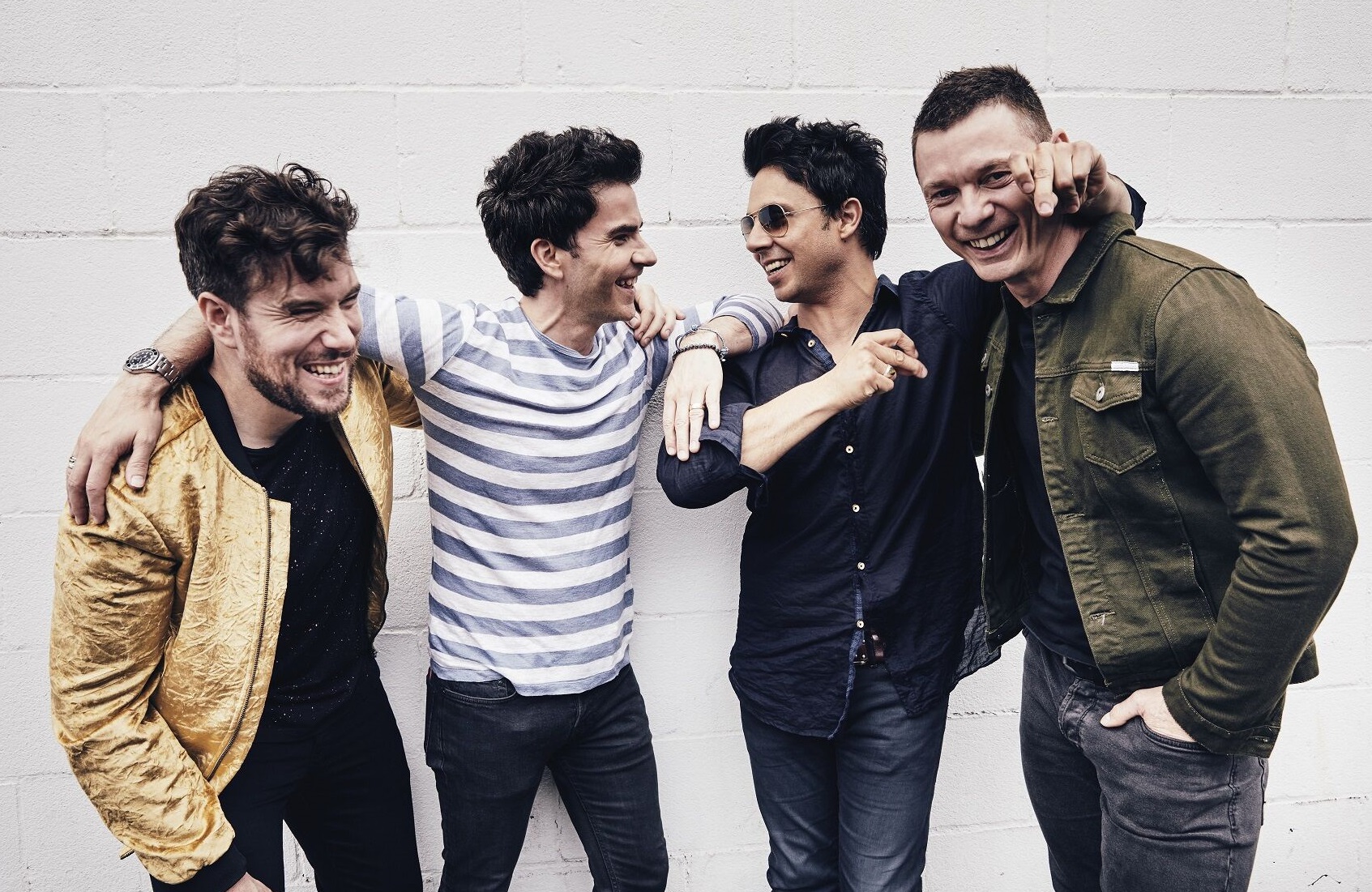 Stereophonics the band stood together laughing 