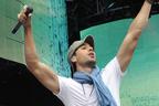 Image 8: On stage with Enrique Iglesias