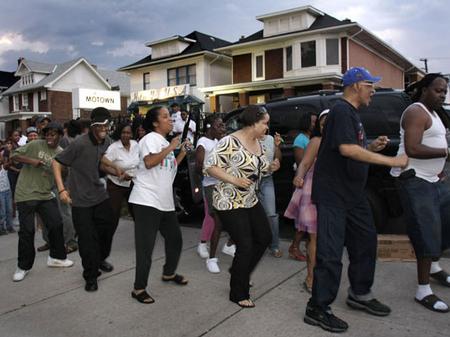 Dancing fans