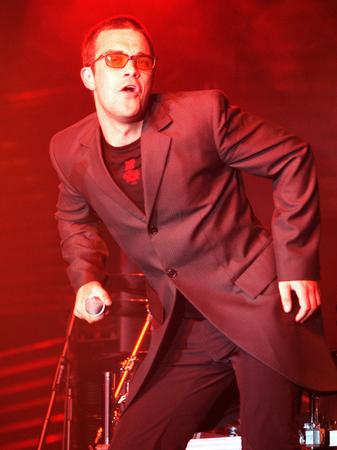 Robbie paying his tribute to Elton John at a gig