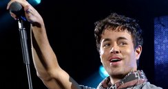 Enrique Iglesias live and posed