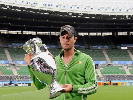 Enrique Iglesias live and posed