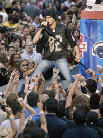 Enrique Iglesias live and posed