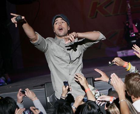 Enrique Iglesias live and posed