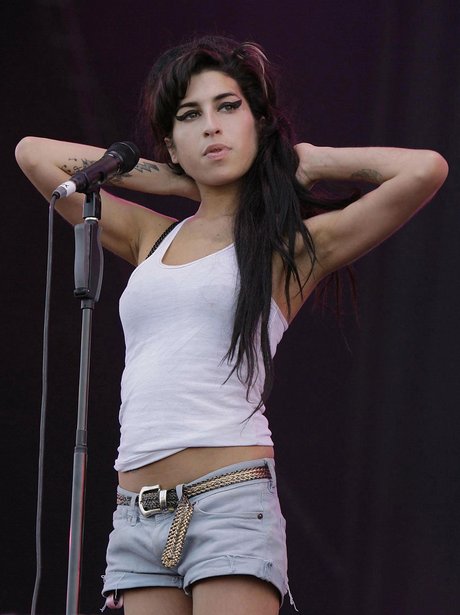 Amy Winehouse on stage