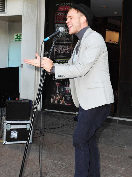 olly murs busking in london