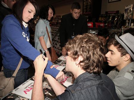 the wanted meet signing at hmv