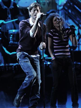 enrique iglesias on stage