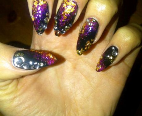 Jessie J shows off her new nails for the BRITs on