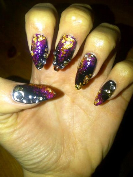 Jessie J shows off her new nails for the BRITs on 