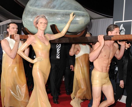 lady gaga red carpet at Grammy Awards2011