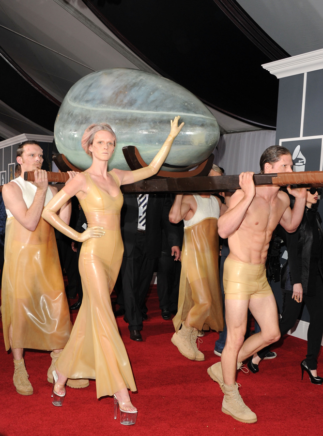 lady gaga red carpet at Grammy Awards2011