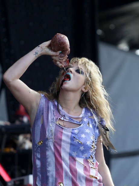 Ke$ha drinks blood