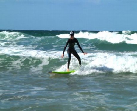Avril Lavigne surfing