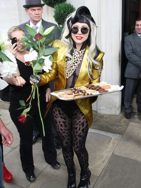 Lady Gaga treats fans