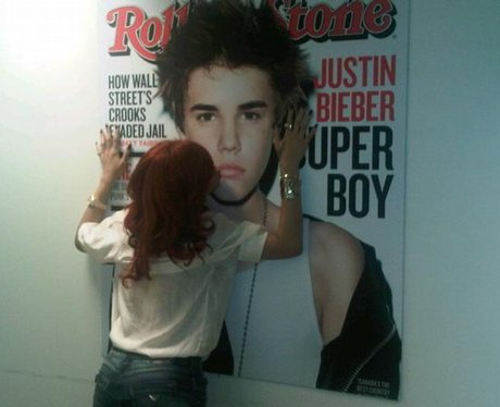 Rihanna and Bieber kissing