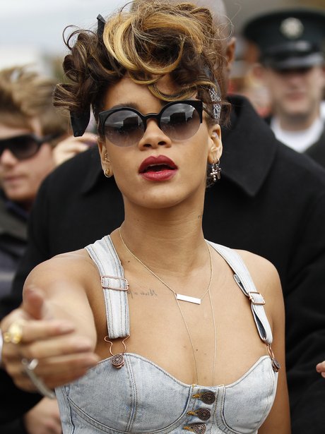 Rihanna Mobbed By Fans Rihanna Mobbed During We Found Love Shoot 