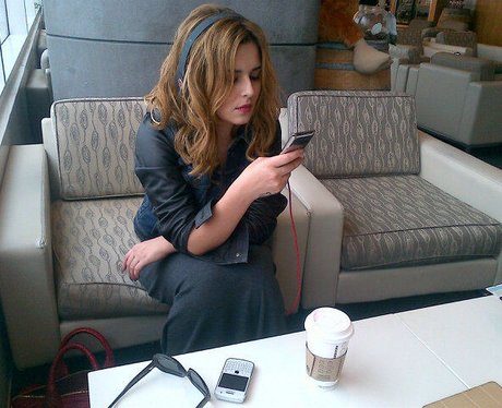 Cheryl Cole tweets a picture of herself at Los Angeles airport