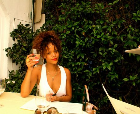 Rihanna's drinks a glass of wine on holiday