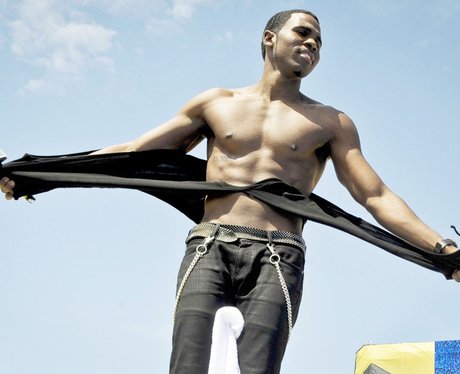 Jason Derulo rips off his shirt on stage