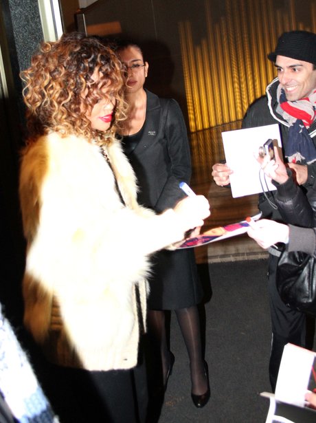 Rihanna singns autographs for fans