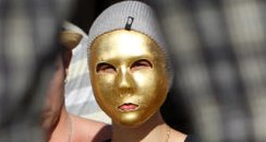 Justin bieber strolls on venice beach in mask