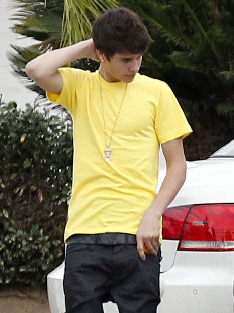 Justin Bieber shows off his new dark hair