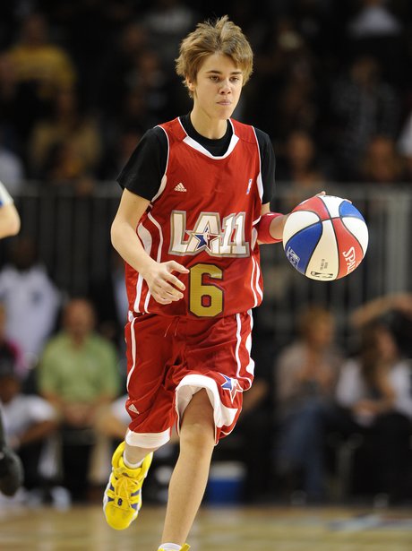 Justin Bieber plays basketball
