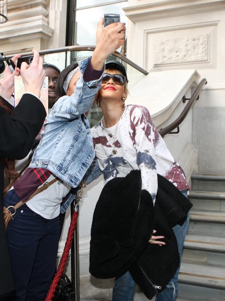 Rihanna gets mobbed by fans in London