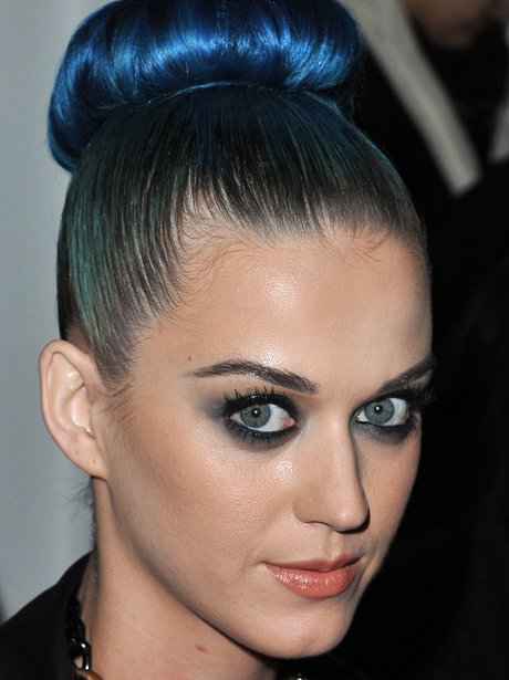 Katy Perry shows of her new hair at Paris fashion week