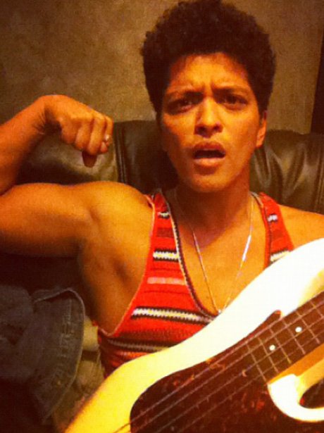 Bruno Mars shows off his biceps on Twitter