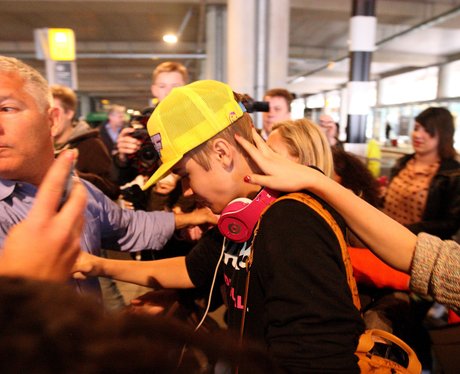 justin Bieber gets mobbed at the airport