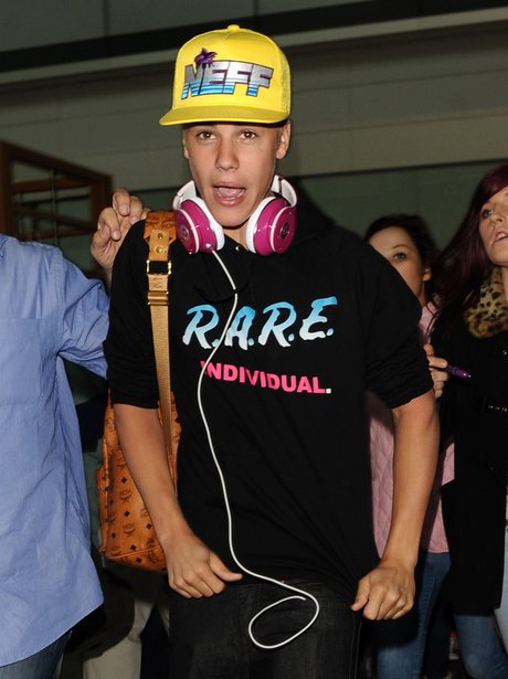 Justin Bieber gets mobbed at heathrow airport