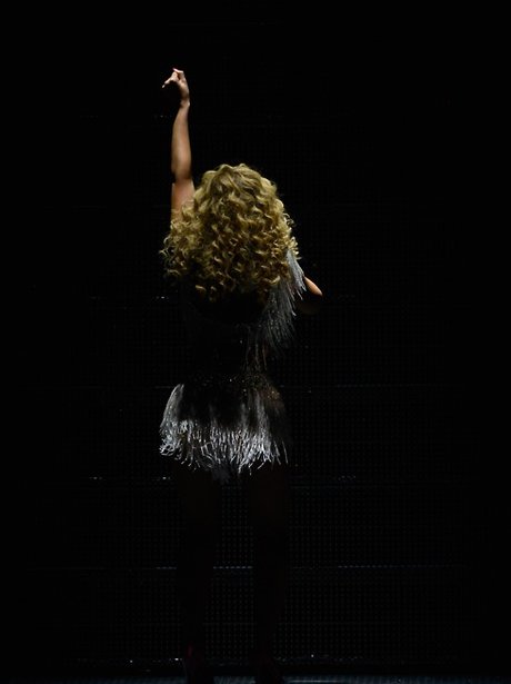 Beyonce perfomrs in Altantic City