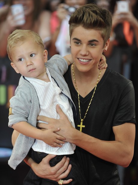 Justin Bieber carries younger brother