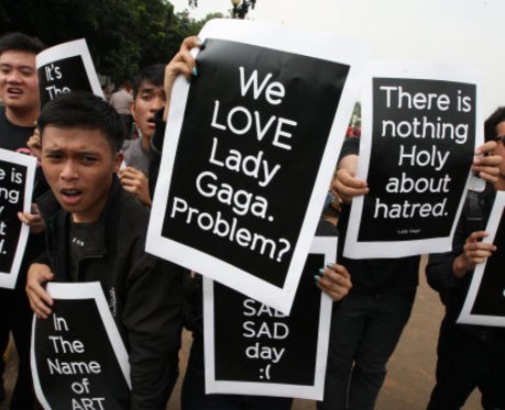 Lady Gaga protests