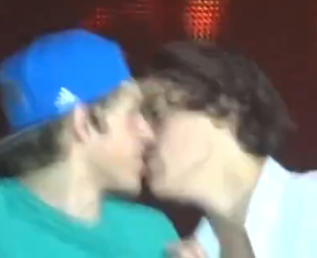 Niall Horan Harry Styles Kiss