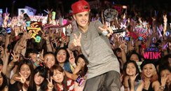 Justin Bieber Poses With His Fans in Japan