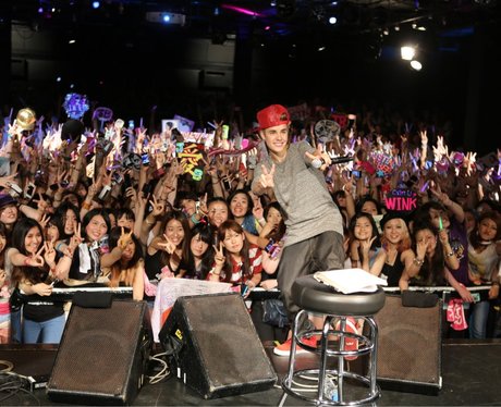 Justin Bieber Poses With His Fans in Japan