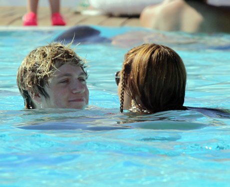 One Direction's Niall Horan dances with girl by th
