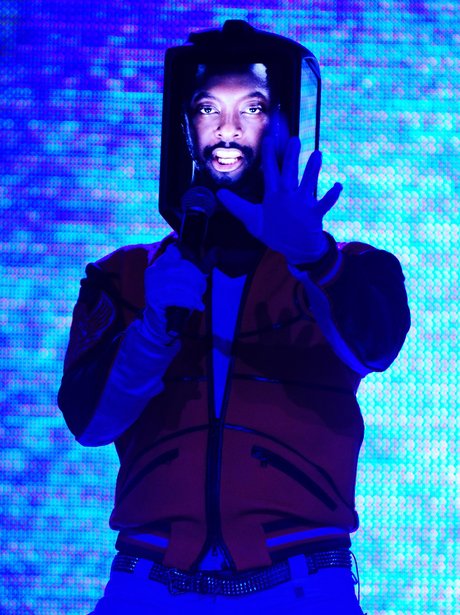 Will.i.am wiht ipod on his face