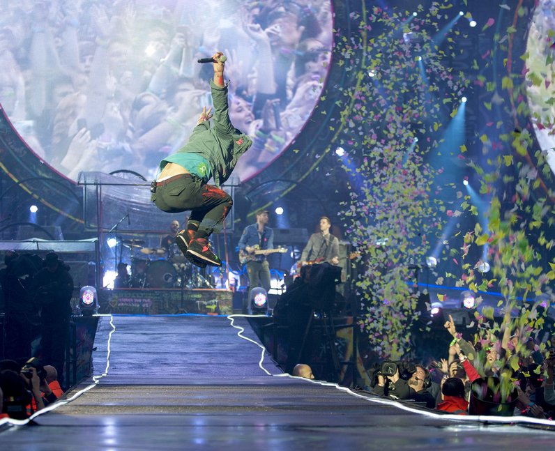 Coldplay S Best Live Pics 15 Awesome Shots Of The Adventure Of A Lifetime Band On Capital