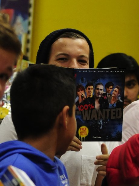 Louis Tomlinson reads a book about The Wanted.