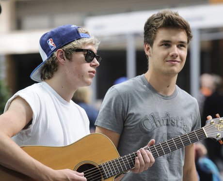 Niall Horan and Liam Payne play a suprise gig at Westfiled shopping centre