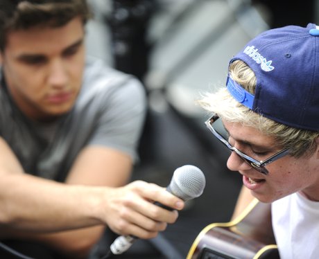 Niall Horan and Liam Payne play a suprise gig at Westfiled