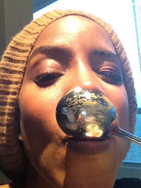 Kelly Rowland with a spoon on Twitter