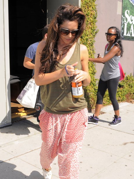 Cheryl Cole outside la studio