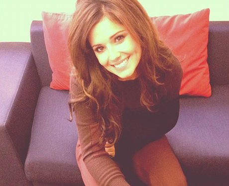 Cheryl Cole on twitter with arm sling